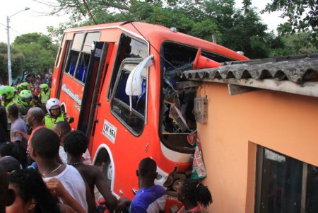 Buseta se quedó sin frenos y choca contra una casa en el sur de Barranquilla
